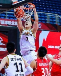  张镇麟隔扣外援辽宁战胜青岛展实力