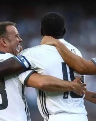  足坛传奇齐聚慈善赛，经典时刻重温旧梦