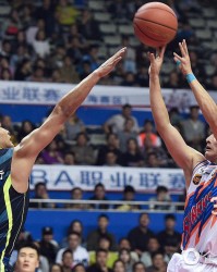  篮坛巨星闪耀全场率队豪取连胜