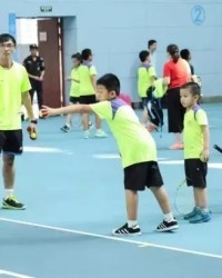  网球进校园活动启动，专业教练指导少年基础训练  