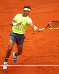  红土之王纳达尔复出首秀，直落三盘轻松晋级次轮  