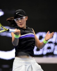  福基纳救两赛点演逆转，爆冷淘汰头号种子