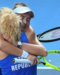  克雷吉茨科娃双打配合精妙，澳网女双搭档捧杯