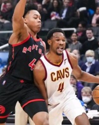  猛龙西亚卡姆统治内线大胜骑士