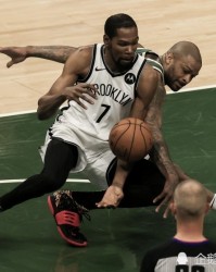  雄鹿字母哥强势发挥轻取篮网