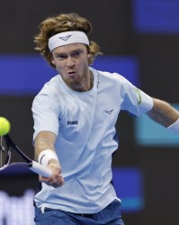  卢布列夫苦战五盘过关，硬地赛季渐入佳境