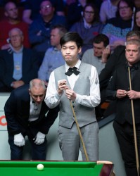  郑钦文逆风翻盘，巴黎大师赛爆冷门挺进四强