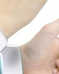  網球員护腕设计革新，智能监测设备预防运动损伤  