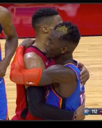  保罗双打搭档默契配合勇夺冠军