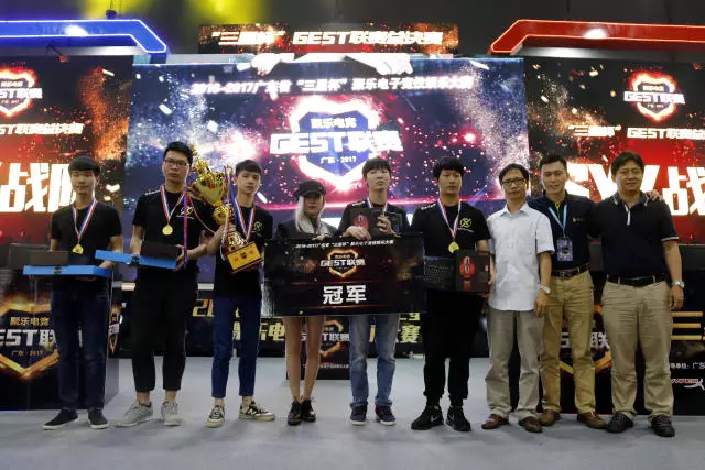  电竞战队逆风翻盘勇夺联赛桂冠