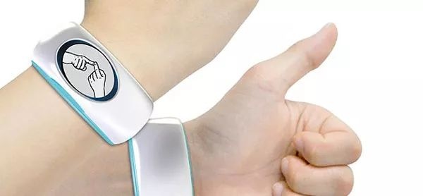  網球員护腕设计革新，智能监测设备预防运动损伤  