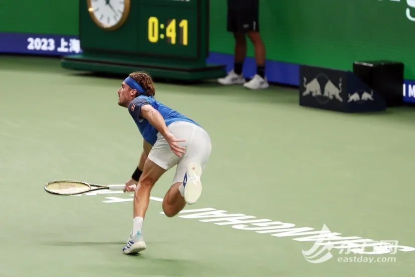  西西帕斯网前截击屡建奇功强势过关