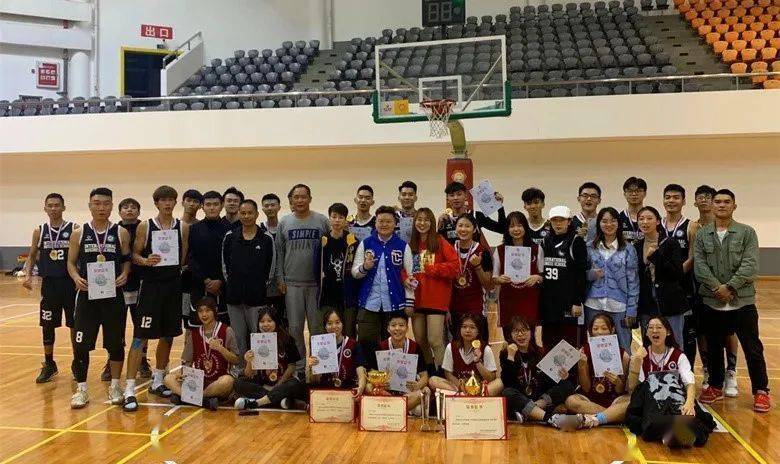  女篮姑娘们勇夺联赛冠军创佳绩