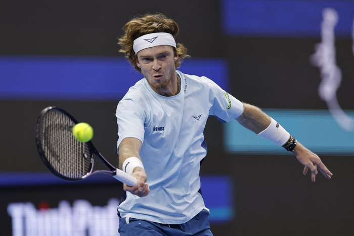  卢布列夫苦战五盘过关，硬地赛季渐入佳境